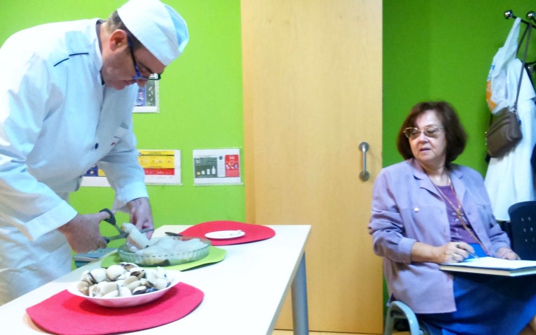 Vecinos de Delicias aprenden a cocinar platos aragoneses